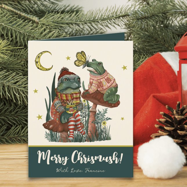 Tarjeta Festiva Nochebuena de hongos verde y hongo (Whimsical Merry Christmas card with an illustration of frogs sitting on mushrooms drinking cocoa)