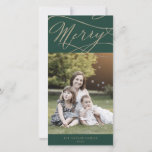 Tarjeta Festiva Noticias de la familia Romántico Gold Green Merry<br><div class="desc">Esta romántica tarjeta de vacaciones familiares con fotos de oro verde dorado es el saludo perfecto y sencillo de las vacaciones. El moderno diseño clásico presenta vistosos remolinos y florituras con una preciosa y elegante tipografía de Relieve metalizado de oro con chaflán a mano con letras falsas y oro. Personalice...</div>