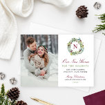 Tarjeta Festiva Nuestra nueva casa de invierno verde foto en monog<br><div class="desc">Esta bonita tarjeta de Navidad para parejas recién casadas y familias se convierte en una tarjeta de invitación móvil. Anuncie su nueva dirección a la familia y amigos al comienzo de la temporada de tarjetas de vacaciones. La elegante tarjeta incluye una foto retrato junto a una corona de agua floral...</div>