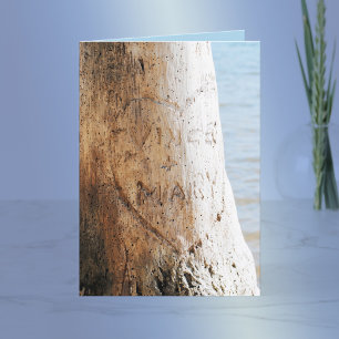 Tarjeta Festiva Nuestro amor tallado en un árbol