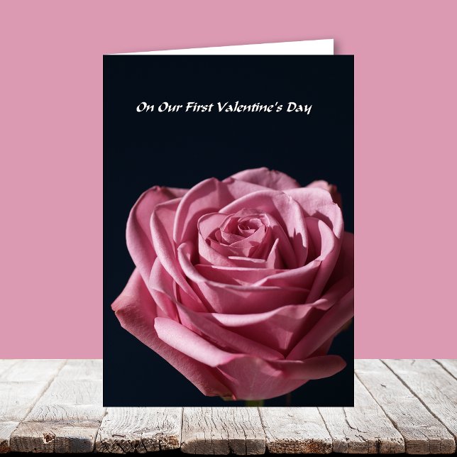Tarjeta Festiva Nuestro Primer Día de San Valentín - Rosa (Subido por el creador)