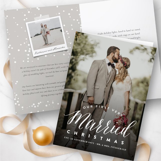 Tarjeta Festiva Nuestros Primeros Navidades Muy Casados Sr. y Sra. (Our First Very Married Christmas Mr & Mrs Wedding Announcement / Holiday Folded Card @ fat_fa_tin)
