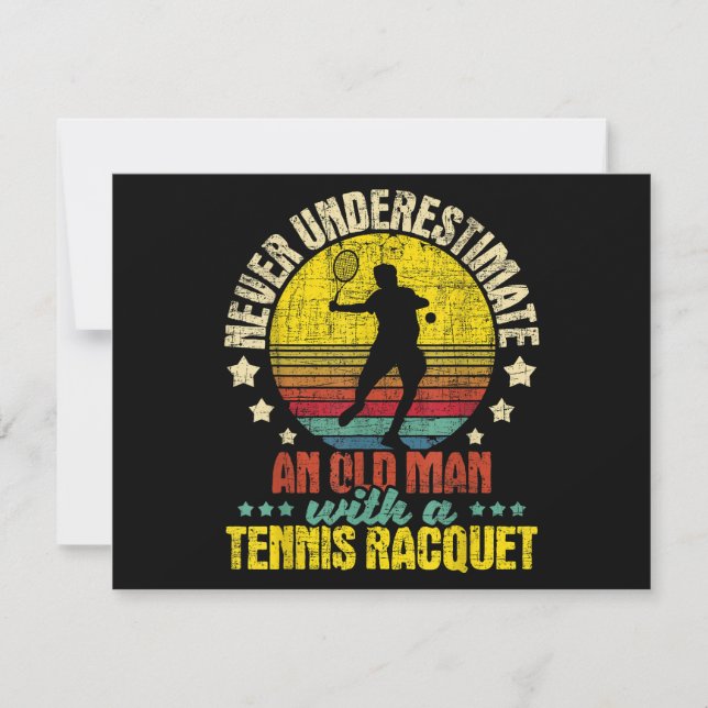 Tarjeta Festiva Nunca Subestimes A Un Viejo Hombre - Tennis Racket (Anverso)