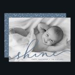 Tarjeta Festiva Océano | Guión Shine Hanukkah Foto<br><div class="desc">Comparte saludos de vacaciones con estas tarjetas de fotos de moda Hanukkah mostrando tu foto horizontal o orientada al paisaje de sangrado completo favorita. "Brillo" aparece como un texto azul de pizarra sobre la elegante tipografía de escritura con letras a mano. Personaliza con tus nombres y el año que pasa...</div>