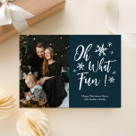 Tarjeta Festiva Oh Qué Divertida Caligrafía Azul Fotografía De Cop<br><div class="desc">Oh Qué Divertido Blue Calligraphy Snowflakes Photo Holiday Card. Envíe personalizable y saludos personalizados de vacaciones a amigos, colegas y familia en festividades de diseño fotográfico simple, moda, elegante y moderno, tarjetas de estilo minimalista natural! Debajo de la caligrafía se muestra el mensaje de bienvenida de su personalizado en la...</div>