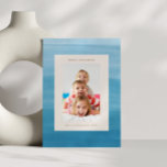 Tarjeta Festiva Ombre Dip Dye Ocean Blue Hanukkah Foto<br><div class="desc">Celebre el estilo de Hanukkah con esta foto personalizado de la tarjeta de vacaciones que presenta un color de sumergimiento de gradiente oscuro en azul océano. La serena mezcla de colores crea un entorno moderno y elegante para tu foto favorita, lo que lo convierte en la manera perfecta de enviar...</div>