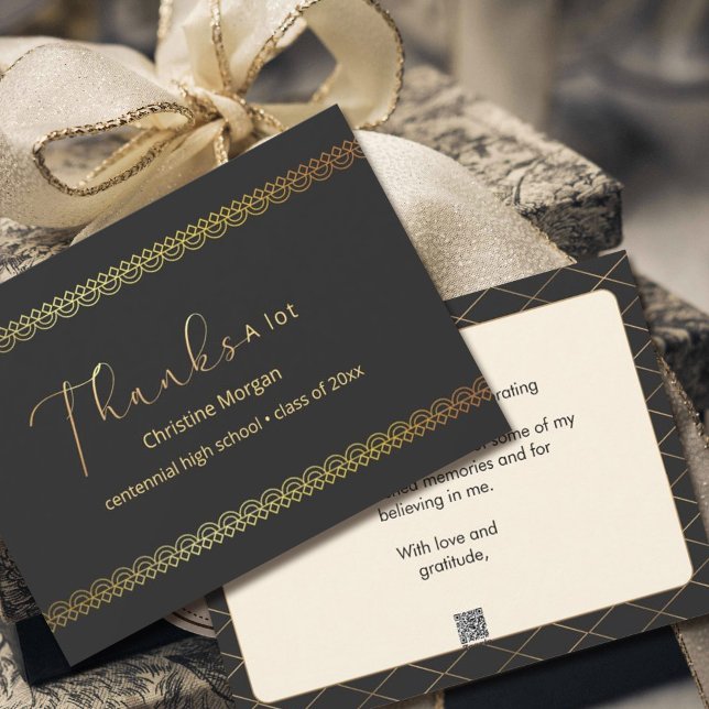 Tarjeta Festiva Ornato Romántico de Oro Elegante (#classof2024 #thankyoucard #blackandgold #script graduationthankyoucard #weddingthankyoucard)