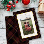 Tarjeta Festiva Oro y tartán rojo oscuro Fotos navideñas merry<br><div class="desc">Captura la calidez de la temporada con nuestra exquisita tarjeta de fotos de Navidad. Esta tarjeta, que combina la elegancia atemporal del escote rojo oscuro y adornada con delicados acentos dorados, presenta su preciada foto familiar en un relajante entorno beige. Al irradiar juntos, nuestros minimalistas deseos de 'Feliz Navidad', junto...</div>