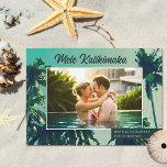 Tarjeta Festiva Palm Trees Mele Kalikimaka Horizontal Photo<br><div class="desc">Looking for beach themed Christmas cards to send to family and friends? This stunning holiday photo card features a painting of palm trees as the background. Stylish typography reads,  "Mele Kallikimaka." Easy to personalize! The back contains a sand design over a white background.</div>