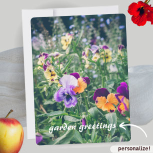 Tarjeta Festiva Pansitas coloridas en un jardín de verano