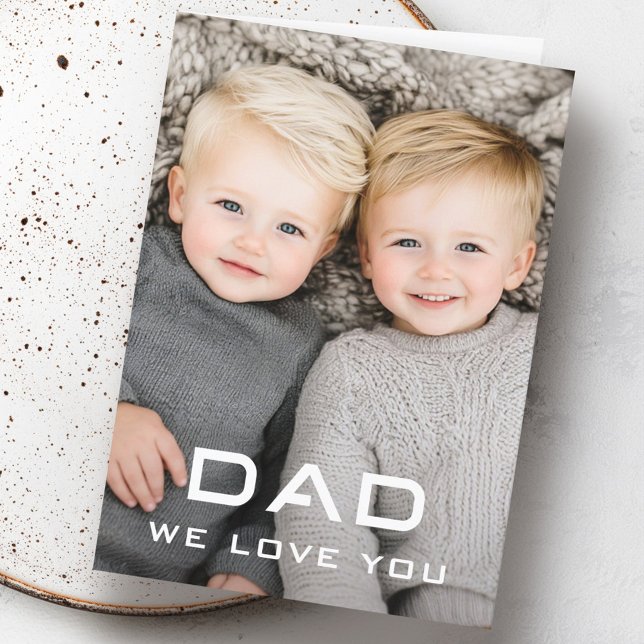 Tarjeta Festiva Papá, te queremos foto del día de tu padre moderno (Dad we love you modern father's day photo holiday card)