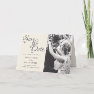 Tarjeta Festiva Pareja de recién casados besándose en monocromo