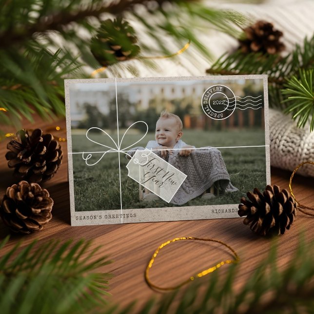Tarjeta Festiva Parto de entrega especial Primer año nuevo foto de (Special Delivery Parcel First New Year Baby Photo Holiday Card)