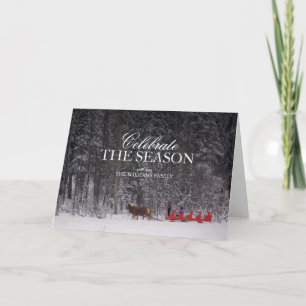 Tarjeta Festiva Paseo rojo del trineo cerca del bosque nevado