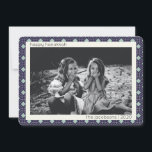 Tarjeta Festiva Patrón de Hanukkah del Mod del siglo medio del azu<br><div class="desc">Moderno,  moderno y sencillo patrón de líneas modernas retro de mediados de siglo en azul y blanco para Hanukkah,  personalizado con tu nombre y foto.</div>