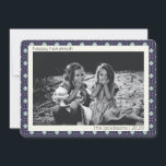 Tarjeta Festiva Patrón de Hanukkah del Mod del siglo medio del azu<br><div class="desc">Moderno,  moderno y sencillo patrón de líneas modernas retro de mediados de siglo en azul y blanco para Hanukkah,  personalizado con tu nombre y foto.</div>
