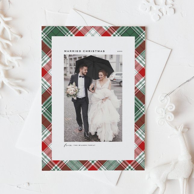 Tarjeta Festiva Patrón de Tartán festivo Navidades casados Foto (Festive Green and Red Tartan Pattern Married Christmas Photo Holiday Card)