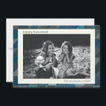 Tarjeta Festiva Patrón geométrico moderno Hanukkah Blue Ombre<br><div class="desc">Elegante tarjeta Hanukkah con un diseño geométrico moderno de triángulos en un hermoso color gris y azul oscuro.</div>