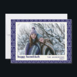 Tarjeta Festiva Patrón moderno de la línea de estrellas de Hanukka<br><div class="desc">Desee a sus amigos y familiares un Hanukkah feliz con esta simple tarjeta que presenta un moderno patrón de estrellas judías en azul y blanco vibrante,  personalizado con su foto,  saludo y nombre.</div>