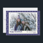 Tarjeta Festiva Patrón moderno de la línea de estrellas de Hanukka<br><div class="desc">Desee a sus amigos y familiares un Hanukkah feliz con esta simple tarjeta que presenta un moderno patrón de estrellas judías en azul y blanco vibrante,  personalizado con su foto,  saludo y nombre.</div>