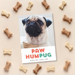 Tarjeta Festiva Paw Hum Pug Dog Cum Funny Tipo Fotos de Vacaciones<br><div class="desc">Esta tierna y divertida tarjeta fotográfica de vacaciones muestra un saludo que dice "Paw Hum Pug" en rojo y verde con una foto cuadrada. ¡Este es el diseño perfecto para un dueño de pug! El respaldo presenta un sencillo patrón de rayas diagonales rojas y blancas. Para personalizar de este diseño...</div>