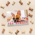 Tarjeta Festiva Paw Humbug Funny Cute Dote Cat Holiday Card<br><div class="desc">Esta tarjeta fotográfica de vacaciones está diseñada específicamente para el orgulloso propietario del mascota. Presenta un caprichoso saludo "Paw Humbug" y fotos de pata. Se adapta a una foto de sangrado completo (a los bordes) en formato horizontal/horizontal. CONSEJO: Puede realizar un personalizar adicional de este diseño eliminando el patrón de...</div>