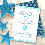 Tarjeta Festiva Paz Alegría Amor Turquesa Tipografía de copo de ni<br><div class="desc">"Paz, alegría y amor." Un ilustracion divertido, lúdico, con copos de nieve y una tipografía moderna sobre un fondo blanco te ayudan a iniciar las vacaciones. Otros falsos copos de nieve de Relieve metalizado turquesa y puntos de confeti enmarcan la carta. Un patrón blanco de copos de nieve domina el...</div>