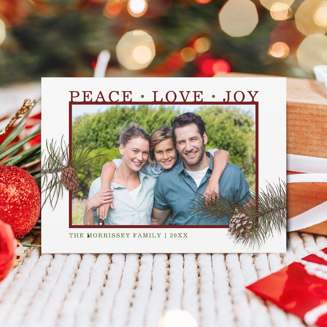 Tarjeta Festiva Paz Amor Joy Pine Cone Foto (Peace Love Joy Pine Cone Photo Holiday Card)