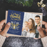 Tarjeta Festiva Paz Amor y Latkes | Happy Hanukkah Photo<br><div class="desc">Envía tus deseos con esta tarjeta de fotos de vacaciones que incluye un guión y símbolo de Hanukkah Happy Stunning para resaltar tu mensaje de bienvenida.</div>