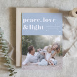 Tarjeta Festiva Paz Amor y Luz Azul Luz Azul Foto Hanukkah<br><div class="desc">Paz, amor y luz. | Envíe sus saludos de Hanukkah a su familia y amigos con esta tarjeta de personalizable Hanukkah. Presenta tipografía retro audaz. Personalice esta foto de la tarjeta Hanukkah añadiendo sus detalles. Esta tarjeta personalizado Hanukkah está disponible en otros colores y material de cartón. También están disponibles...</div>