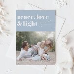 Tarjeta Festiva Paz Amor y Luz Azul Luz Azul Foto Hanukkah<br><div class="desc">Paz, amor y luz. | Envíe sus saludos de Hanukkah a su familia y amigos con esta tarjeta de personalizable Hanukkah. Presenta tipografía retro audaz. Personalice esta foto de la tarjeta Hanukkah añadiendo sus detalles. Esta tarjeta personalizado Hanukkah está disponible en otros colores y material de cartón. También están disponibles...</div>