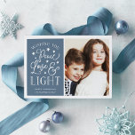 Tarjeta Festiva Paz, amor y luz | Foto de Hanukkah<br><div class="desc">La tarjeta de fotos Hanukkah,  basada en la tipografía moderna,  muestra tu foto favorita con "Paz,  Amor y Luz" junto con la tipografía de estilo con letras blancas. Personalice el nombre de su familia,  los nombres individuales o el mensaje de su personalizado.</div>