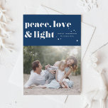 Tarjeta Festiva Paz, amor y luz, marina azul Hanukkah Foto<br><div class="desc">Paz, amor y luz. | Envíe sus saludos de Hanukkah a su familia y amigos con esta tarjeta de personalizable Hanukkah. Presenta tipografía retro audaz. Personalice esta foto de la tarjeta Hanukkah añadiendo sus detalles. Esta tarjeta personalizado Hanukkah está disponible en otros colores y material de cartón. También están disponibles...</div>