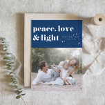 Tarjeta Festiva Paz, amor y luz, marina azul Hanukkah Foto<br><div class="desc">Paz, amor y luz. | Envíe sus saludos de Hanukkah a su familia y amigos con esta tarjeta de personalizable Hanukkah. Presenta tipografía retro audaz. Personalice esta foto de la tarjeta Hanukkah añadiendo sus detalles. Esta tarjeta personalizado Hanukkah está disponible en otros colores y material de cartón. También están disponibles...</div>
