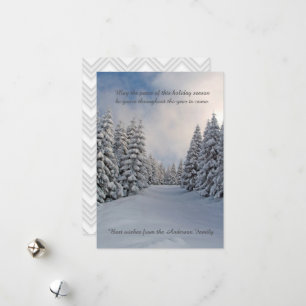 Tarjeta Festiva Paz Invernal Árboles de Pino Nieve Saludos Navideñ