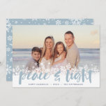 Tarjeta Festiva Paz Snowly | Foto de Hanukkah<br><div class="desc">Las modernas tarjetas de fotos de Hanukkah muestran tu imagen favorita con un borde blanco de copos de nieve en la parte inferior. "Paz y luz" aparece en tipografía de pincel con letras de color azul claro,  con sus nombres y el año por debajo.</div>