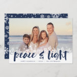 Tarjeta Festiva Paz Snowly | Foto de Hanukkah<br><div class="desc">Las modernas tarjetas de fotos de Hanukkah muestran tu imagen favorita con un borde blanco de copos de nieve en la parte inferior. "Paz y luz" aparece en la tipografía de pincel con letras de color azul marino,  con sus nombres y el año por debajo.</div>