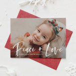 Tarjeta Festiva Paz y amor Pincel de letras superposición foto<br><div class="desc">¡Paz y amor! Envíe saludos y deseos de vacaciones con esta rústica tarjeta fotográfica de vacaciones. Incluye la cita 'Paz   Amor' en letras de la mano del pincel. Personaliza esta tarjeta de vacaciones añadiendo tu foto,  saludo,  nombres y otros detalles favoritos. Disponible como tarjeta plana,  tarjeta plegada y postal.</div>