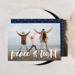 Tarjeta Festiva Paz y luz | Foto completa Hanukkah<br><div class="desc">Las modernas tarjetas de fotos de Hanukkah muestran tu imagen favorita con "Paz y luz" colocada en una tipografía de pincel con letras blancas,  con tus nombres y el año por debajo.</div>