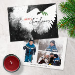 Tarjeta Festiva Peace Dove Photo Merry Christmas Black White<br><div class="desc">Estas tarjetas de felicitación para Navidades planos de 7" x 5" presentan una paloma abstracta en tonos negros,  blancos y rojos. "Feliz Navidad" en negro y rojo junto con una rama de olivo verde. Personalizar con su apellido y año. La parte trasera tiene tres fotos,  un retrato,  dos paisajes.</div>
