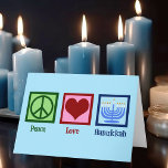 Tarjeta Festiva Peace Love Hanukkah<br><div class="desc">Peace Love Hanukkah naipes para una familia judía a la que le gusta celebrar Chanukah. Una señal de paz de bonito,  corazón y una hermosa menorah en una tarjeta azul para enviar a amigos y familia.</div>