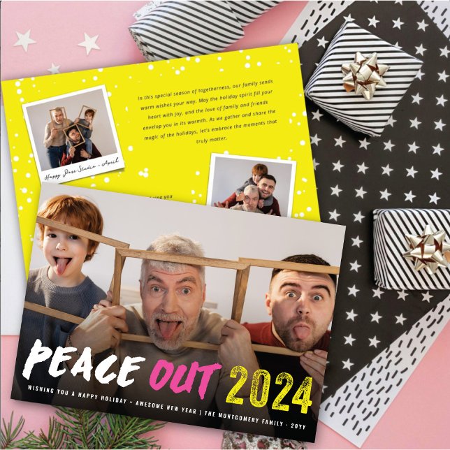 Tarjeta Festiva Peace Out 2024 Bold Brush Typography Modern Photo (Peace Out 2024 Bold Brush Typography Modern Photo Holiday Card @ fat_fa_tin)