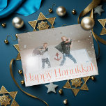 Tarjeta Festiva Peach de fotos de vacaciones Mínimo Feliz Hanukkah<br><div class="desc">Simple y feliz hanukkah en letras séricas con año y firma familiar. Añade tu propio mensaje o fotos extra al reverso.</div>