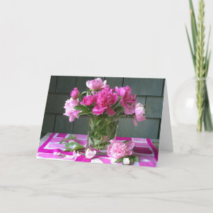 Tarjeta Festiva peonías rosadas calientes sobre la bufanda de seda