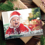 Tarjeta Festiva Pequeña ayudante de Santa María vigila foto de Nav<br><div class="desc">Esta tarjeta fotográfica festiva presenta una foto horizontal de marco completo (conocida como "sangrado completo") y un saludo de caligrafía con un guion blanco. El saludo en la parte delantera dice "Pequeño ayudante de Santa". La parte posterior tiene un patrón de puntos rojo y blanco coordinado. También puede agregar otra...</div>