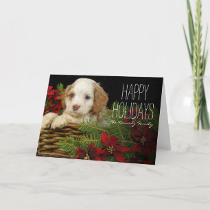 Tarjeta Festiva Perrito que se sienta en cesta con el pino del