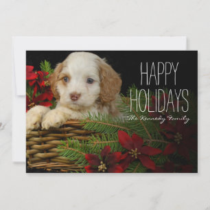 Tarjeta Festiva Perrito que se sienta en cesta con el pino del