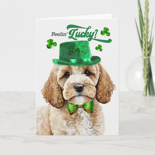 Tarjeta Festiva Perro Cockapoo Afortunado Día de San Patricio (Anverso)