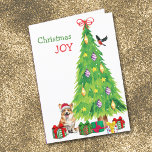 Tarjeta Festiva Perro de Corgi galés de Pembroke, árbol de aves y<br><div class="desc">En la parte delantera de esta tarjeta de Navidades, un adorable perro de Pembroke Welsh Corgi lleva un gorra de Santa Claus rojo y blanco mientras se sienta junto a un árbol de vacaciones. Los paquetes de regalo envueltos de forma brillante están dispersos por todo el mundo, y un bullfinch...</div>