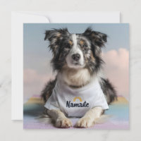 Perro lindo en una camiseta "Namaste" en una alfom